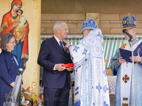 Carl Anderson receives Sheptytsky medal